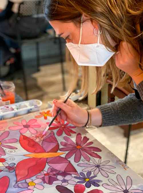 alumna pintando su primer pañuelo de seda
