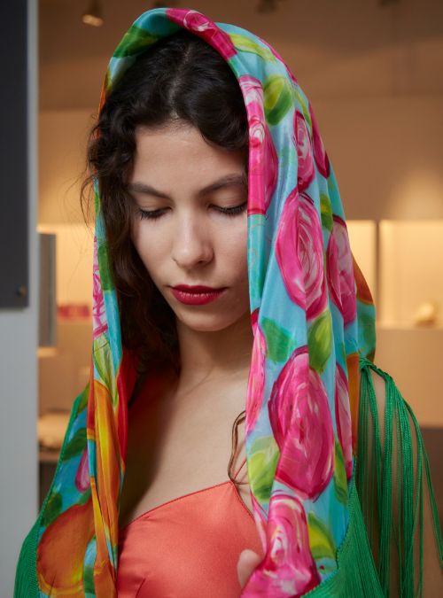 Mantón de manila de seda pintada a mano en valencia